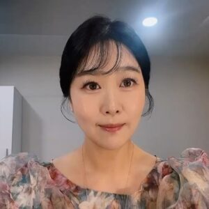 Dong Hyun-bae Instagram - 지영 누나는 사랑입니다❤️
배우 김지영 누나도 이렇게 재밌게 본 우리 뮤지컬!!
아직 안보러 온 사람들 어여 오십쇼!! 누나 영상 너무너무 고마워요! 덕분에 너무나 힘이 됩니다! 사랑합니다!! 마지막 3차 스케줄도 나왔어요~ 올 여름 함께 하시죠~~
#뮤지컬 #6시퇴근 #배우 #김지영 #감사합니다 #사랑합니다