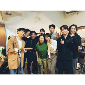 Dong Hyun-bae Instagram - 내 가족이랑 내가 맺은 가족이랑 사진 찍은 날!!
우리 아빠 잘생겼다고 우리 엄마 소녀소녀 하다고 한 날!!
#뮤지컬 #6시퇴근 #롹앤롤