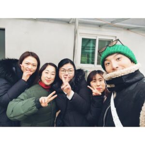 Dong Hyun-bae Instagram - 효자촌 5박 6일 동안 나와 엄마를 지켜봐 주고 있었던 우리 작가님들과 우리 PD님들 카메라 감독님들~ 늘 좋은 사람들과 함께 하는 난 복 받았다~ 고마웠고 너무나 수고 많으셨어요~ 그리울꺼야~ 🥲 우리가 또 어느 곳에서 만나게 되면 더 값진 시간 갖도록해요~🫰