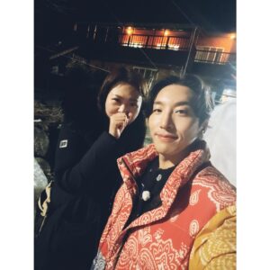 Dong Hyun-bae Instagram - 효자촌 5박 6일 동안 나와 엄마를 지켜봐 주고 있었던 우리 작가님들과 우리 PD님들 카메라 감독님들~ 늘 좋은 사람들과 함께 하는 난 복 받았다~ 고마웠고 너무나 수고 많으셨어요~ 그리울꺼야~ 🥲 우리가 또 어느 곳에서 만나게 되면 더 값진 시간 갖도록해요~🫰