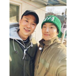 Dong Hyun-bae Instagram - 효자촌 5박 6일 동안 나와 엄마를 지켜봐 주고 있었던 우리 작가님들과 우리 PD님들 카메라 감독님들~ 늘 좋은 사람들과 함께 하는 난 복 받았다~ 고마웠고 너무나 수고 많으셨어요~ 그리울꺼야~ 🥲 우리가 또 어느 곳에서 만나게 되면 더 값진 시간 갖도록해요~🫰