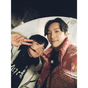 Dong Hyun-bae Instagram - 효자촌 5박 6일 동안 나와 엄마를 지켜봐 주고 있었던 우리 작가님들과 우리 PD님들 카메라 감독님들~ 늘 좋은 사람들과 함께 하는 난 복 받았다~ 고마웠고 너무나 수고 많으셨어요~ 그리울꺼야~ 🥲 우리가 또 어느 곳에서 만나게 되면 더 값진 시간 갖도록해요~🫰