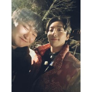Dong Hyun-bae Instagram - 효자촌 5박 6일 동안 나와 엄마를 지켜봐 주고 있었던 우리 작가님들과 우리 PD님들 카메라 감독님들~ 늘 좋은 사람들과 함께 하는 난 복 받았다~ 고마웠고 너무나 수고 많으셨어요~ 그리울꺼야~ 🥲 우리가 또 어느 곳에서 만나게 되면 더 값진 시간 갖도록해요~🫰