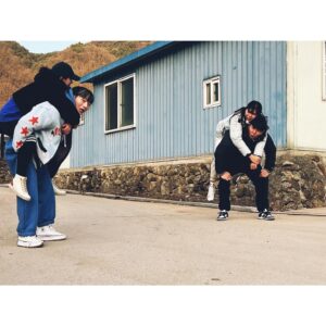 Dong Hyun-bae Instagram - 효자촌을 통해 만나게 되서 너무나 소중한 시간이었어요~ 맏형으로써 중심 잡아준 재원이형~ 이야기도 많이 하고 듬직하고 배울 게 많았던 제이쓴~ 만나자마자 마음 열어준 귀여운 재환이~ 같이 있음 늘 웃었던 지성이~ 막내지만 어른스럽고 정 많은 동현이~ 또 다른 형제들이 생간 것 같아 행복했어~ 우리 인연 소중하게 간직할께~ 😍 우리 재환이 친동생처럼 대해 달라고 부탁하시며 항상 유머러스하신 재환이 어머님~ 에너지 넘치시고 늘 칭찬을 아끼지 않으셨던 재원이형 아버님~ 너무 멋있으시고 참 따뜻하신 제이쓴 어머님~ 인자하시고 미소가 아름다우신 동현이 어머님~ 소녀같으시고 너무나 유쾌하신 지성이 어머님~ 효자촌에서 함께 해서 따뜻했고 우리 어머니랑 저 많이 챙겨주신거 잊지 않을께요~ 고맙습니다~😍 정말 잊지 못 할 시간들이었어요~ 우리 또 만나요~