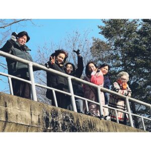 Dong Hyun-bae Instagram - 효자촌을 통해 만나게 되서 너무나 소중한 시간이었어요~ 맏형으로써 중심 잡아준 재원이형~ 이야기도 많이 하고 듬직하고 배울 게 많았던 제이쓴~ 만나자마자 마음 열어준 귀여운 재환이~ 같이 있음 늘 웃었던 지성이~ 막내지만 어른스럽고 정 많은 동현이~ 또 다른 형제들이 생간 것 같아 행복했어~ 우리 인연 소중하게 간직할께~ 😍 우리 재환이 친동생처럼 대해 달라고 부탁하시며 항상 유머러스하신 재환이 어머님~ 에너지 넘치시고 늘 칭찬을 아끼지 않으셨던 재원이형 아버님~ 너무 멋있으시고 참 따뜻하신 제이쓴 어머님~ 인자하시고 미소가 아름다우신 동현이 어머님~ 소녀같으시고 너무나 유쾌하신 지성이 어머님~ 효자촌에서 함께 해서 따뜻했고 우리 어머니랑 저 많이 챙겨주신거 잊지 않을께요~ 고맙습니다~😍 정말 잊지 못 할 시간들이었어요~ 우리 또 만나요~