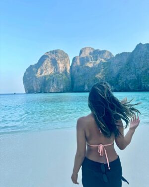 Donna Benedicto Instagram - It really is THE Beach 🏝🤩
.
Why do I make that face when something touches my leg 😩
.
.
#kohphiphi #thebeachmovieisland