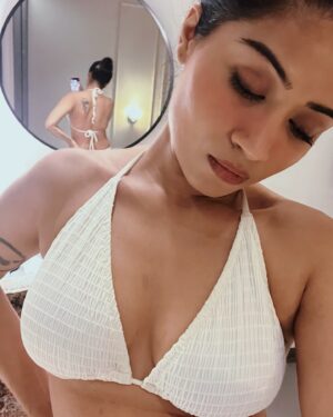 Donna Munshi Instagram - Perpetual selfie era ✨🐼 🌸🤍