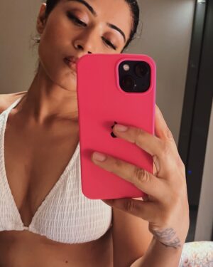 Donna Munshi Instagram - Perpetual selfie era ✨🐼 🌸🤍