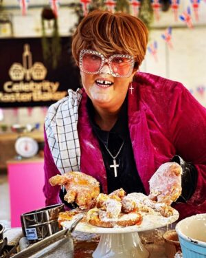Donna Preston Instagram - Happy birthday @eltonjohn 
I’ll be round with your cake later! 

❤️