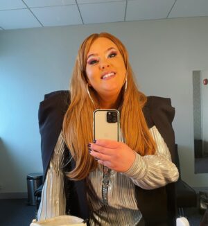 Donna Preston Instagram - If in doubt, whack on a weave, stick on a lash and slap on a face ❤️ (and attempt to wink) 

#happythursday