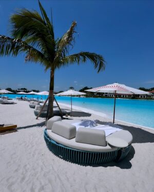Dony De Nuccio Instagram - Bahamas? Punta Cana? Turks & Caicos? Cancun? 
Não. Você não vai acreditar: esse pequeno pedaço de paraíso, essa praia com água cristalina e areia que quase não esquenta, fica em Orlando, na Flórida 🇺🇸, no meio do continente, a mais de uma hora do mar!  É uma praia artificial com a beleza do Caribe, a conveniência de um resort e água doce. Um refúgio a 15 min do Magic Kingdom, 19 min da Universal e 17 min da minha casa 😁. Que achadinho! 🏝️😎