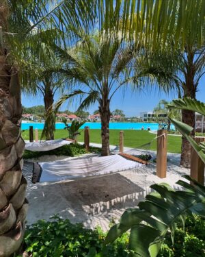 Dony De Nuccio Instagram - Bahamas? Punta Cana? Turks & Caicos? Cancun? 
Não. Você não vai acreditar: esse pequeno pedaço de paraíso, essa praia com água cristalina e areia que quase não esquenta, fica em Orlando, na Flórida 🇺🇸, no meio do continente, a mais de uma hora do mar!  É uma praia artificial com a beleza do Caribe, a conveniência de um resort e água doce. Um refúgio a 15 min do Magic Kingdom, 19 min da Universal e 17 min da minha casa 😁. Que achadinho! 🏝️😎