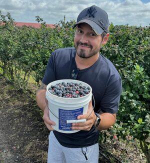 Dony De Nuccio Instagram - Colheita de blueberries 🫐 em família.