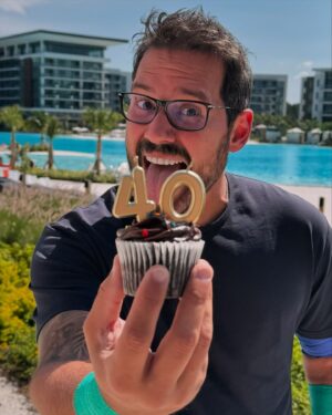 Dony De Nuccio Instagram - Quando eu era “xóvem” achava que 40 era a terceira idade. Pisquei, e agora o ancião sou eu. 👴🏻😂

Sou da era pré Wi-Fi, de quando conectar à internet fazia um chiado desgraçado, do tempo do Atari, do computador 386, da ficha no orelhão, da fita cassete e do VHS em modo EP.

Cheguei à idade em que as referências são vintage e frases como “na minha época” e “isso aqui era tudo mato” podem ser usadas com total propriedade.

Obrigado a cada um de vocês que de forma tão carinhosa e generosa estão sempre aqui, me acompanhando e torcendo por mim - ao longo de tantos anos e tantas idades! 

Agora licença que vou lá colocar a dentadura no copo d’água. 🤣🤣

28.mai.2024: 40 velas ✅🎂🥳