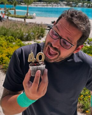 Dony De Nuccio Instagram - Quando eu era “xóvem” achava que 40 era a terceira idade. Pisquei, e agora o ancião sou eu. 👴🏻😂

Sou da era pré Wi-Fi, de quando conectar à internet fazia um chiado desgraçado, do tempo do Atari, do computador 386, da ficha no orelhão, da fita cassete e do VHS em modo EP.

Cheguei à idade em que as referências são vintage e frases como “na minha época” e “isso aqui era tudo mato” podem ser usadas com total propriedade.

Obrigado a cada um de vocês que de forma tão carinhosa e generosa estão sempre aqui, me acompanhando e torcendo por mim - ao longo de tantos anos e tantas idades! 

Agora licença que vou lá colocar a dentadura no copo d’água. 🤣🤣

28.mai.2024: 40 velas ✅🎂🥳