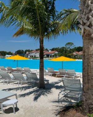 Dony De Nuccio Instagram - Bahamas? Punta Cana? Turks & Caicos? Cancun? 
Não. Você não vai acreditar: esse pequeno pedaço de paraíso, essa praia com água cristalina e areia que quase não esquenta, fica em Orlando, na Flórida 🇺🇸, no meio do continente, a mais de uma hora do mar!  É uma praia artificial com a beleza do Caribe, a conveniência de um resort e água doce. Um refúgio a 15 min do Magic Kingdom, 19 min da Universal e 17 min da minha casa 😁. Que achadinho! 🏝️😎