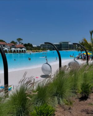 Dony De Nuccio Instagram - Bahamas? Punta Cana? Turks & Caicos? Cancun? 
Não. Você não vai acreditar: esse pequeno pedaço de paraíso, essa praia com água cristalina e areia que quase não esquenta, fica em Orlando, na Flórida 🇺🇸, no meio do continente, a mais de uma hora do mar!  É uma praia artificial com a beleza do Caribe, a conveniência de um resort e água doce. Um refúgio a 15 min do Magic Kingdom, 19 min da Universal e 17 min da minha casa 😁. Que achadinho! 🏝️😎
