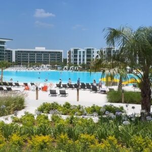 Dony De Nuccio Instagram - Bahamas? Punta Cana? Turks & Caicos? Cancun? 
Não. Você não vai acreditar: esse pequeno pedaço de paraíso, essa praia com água cristalina e areia que quase não esquenta, fica em Orlando, na Flórida 🇺🇸, no meio do continente, a mais de uma hora do mar!  É uma praia artificial com a beleza do Caribe, a conveniência de um resort e água doce. Um refúgio a 15 min do Magic Kingdom, 19 min da Universal e 17 min da minha casa 😁. Que achadinho! 🏝️😎