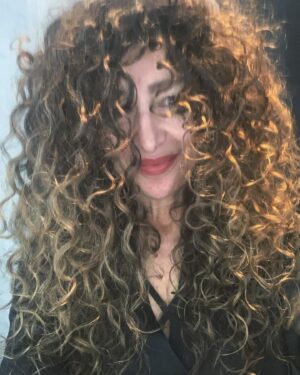 Doris Younane Instagram - Lia @suenohair understands curls ❤️