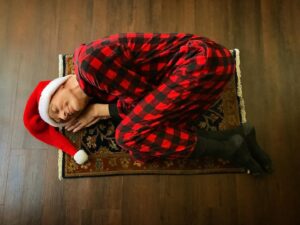 Doug Jones Instagram - You’ve heard of “Elf On A Shelf,” but have you heard of…..
.
#merrychristmas #happyholidays #elfonashelf #dougonarug