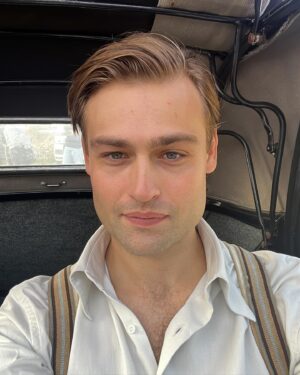 Douglas Booth Instagram - On set homemade ‘BeReal’ post 🤪🎬 🎥