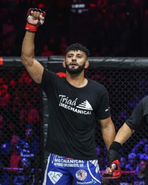 Douglas Lima Instagram - Missed this feeling!! Tough road back but we didn’t give up! Thank you all that always have been supporting me! My family, my team, I love you! God bless you all! 

For I can do everything through Christ, who gives me strenght. 
Philippians 4:13
