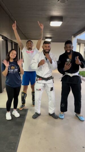 Douglas Lima Instagram - When you trip into your new family.

#teamlima #MMA #americantopteam #yourewelcome