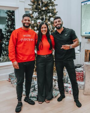 Douglas Lima Instagram - Merry Christmas from my family to yours!😃🎄
I hope your day is full of joy and happiness in this beautiful day that we celebrate the birth of our King ❤️ 
Jesus is the Reason for the Season