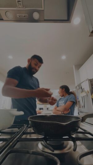 Douglas Lima Instagram - Teaching my daughter how to flip eggs 🥚 
Aprendendo a virar o ovo 
🤣🤣

@jeh470