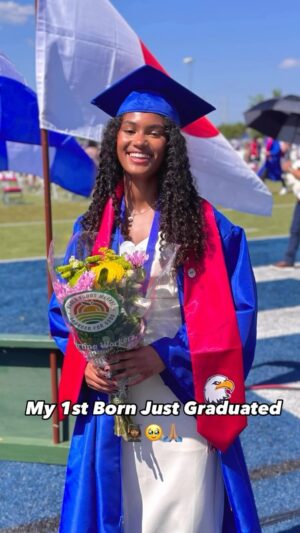 Dr. Meena Singh Instagram - Time has flown by and now Anjali has officially graduated. It’s an end of an era 😭 but here’s to her bright future! #classof2024