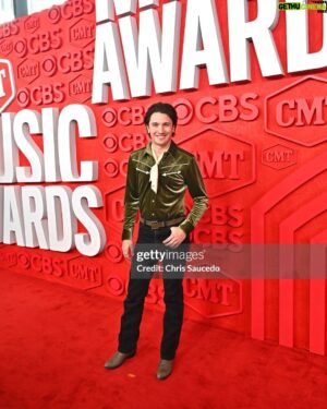 Drake Milligan Instagram - Had a great time at the @CMT awards last night in Austin ⚡️ #CMTAwards

Styled by @thisismylifeinpurple