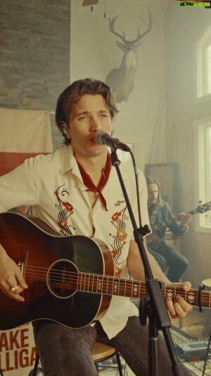 Drake Milligan Instagram - A little Hag for your Friday afternoon #LivingRoomSessions

🎥: @luke.hutcherson