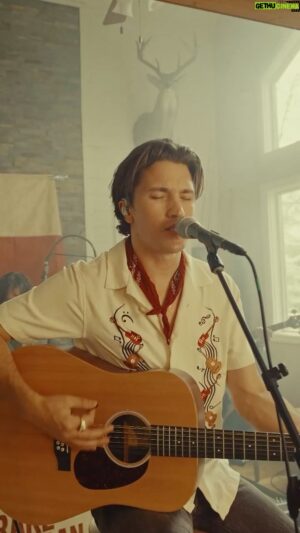 Drake Milligan Instagram - “Don’t Look Down” live from my living room #LivingRoomSessions

🎥: @luke.hutcherson