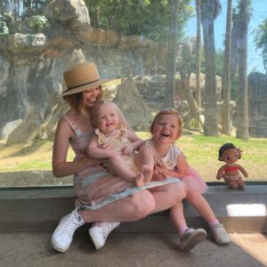 Dreama Walker Instagram - Happy 3rd (!!!) birthday to the most magical little person. She is sunshine with curls, she has a heart of gold and I think she’s just extraordinary. I love you so so much, Hanalei. 💕🎂🌈