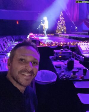 Drew Lachey Instagram - A stolen selfie with @ryancabrera during A Boy Band Christmas rehearsals! 📸

Our first two shows were a blast and now I can’t wait to continue this tour next week! Comment below if I’ll see you there.🎄

#behindthescenes #aboybandchristmas