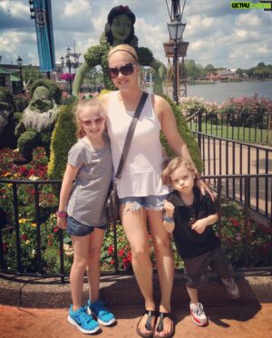 Drew Lachey Instagram - Normally, I prefer to celebrate the people I care about in person and not on social media but I am going to make an exception this time.  17 years ago this amazing woman became a mother.  Over those 17 years I have seen her rise to every motherly challenge with grace and compassion.  While no parent is perfect (especially me) I can honestly say that Lea’s love is a perfect love.  She amazes me everyday with how fiercely and unconditionally she loves.  The reason I am putting this on here and not just telling her how much I love her is that there have been so many people over the years that have felt this love from her.  Countless people who’s lives have been changed by @lealachey.  And this is a chance for all of us whose lives have been made better by having her in them to celebrate this amazing woman and mother.  Happy Mother’s Day. ❤️