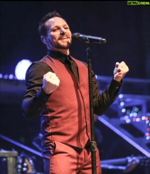 Drew Lachey Instagram - Me celebrating when I hear you got your A Boy Band Christmas tickets: 

Our first show is this Friday at @margaritavillebossiercity! I hope to see you there! 🎄