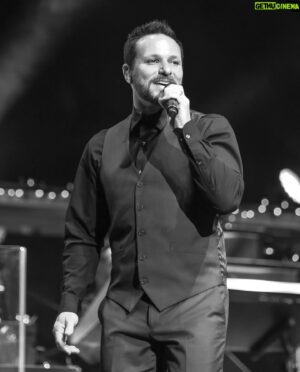 Drew Lachey Instagram - Sharing this holiday show #flashbackfriday picture today because… WE HAVE OFFICIALLY ANNOUNCED A BOY BAND CHRISTMAS DATES!! Join us in a city near you for an evening of your favorite holiday hits 🎄🎉
 
Get your tickets at www.aboybandchristmas.com