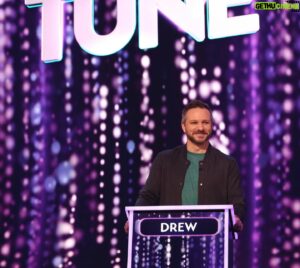 Drew Lachey Instagram - Who’s tuning in tonight?! 😳

Get ready for an epic boy band showdown as @howie_dorough and I battle it out on Celebrity #NameThatTune! TONIGHT at 8/7c on Fox 🎶 @realityclubfox