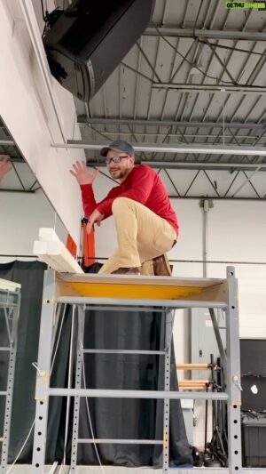 Drew Lachey Instagram - Waving goodbye to 2022 and HELLO to a new year filled with new #DrewItYourself projects! Drop your DIY goals for 2023 in the comments! 🛠️🔩🧰