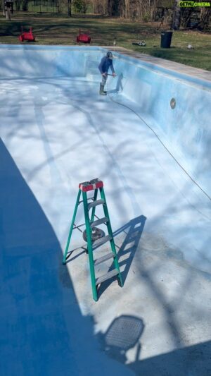 Drew Lachey Instagram - Your daily reminder that spring is almost here! Nothing makes me more excited for spring and summer than finally getting the pool ready for the warmer seasons. Here’s to many more springtime #DrewItYourself projects to come! 🌱☀️