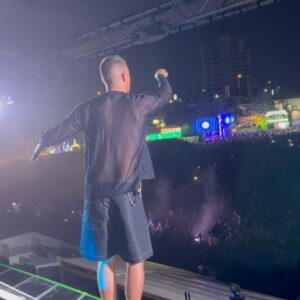 Drew Taggart Instagram - I think that was the most insane touring weekend yet. 3 sold out shows 3 countries 3 days. 🇮🇳 🇨🇳 🇹🇭 thank you Mumbai, Foshan, Bangkok sheeeesh every show was ripping and so uniquely different. Also so incredible to see everyone reacting to ‘Addicted’ all over Asia 🙏🏻 thank you thank you