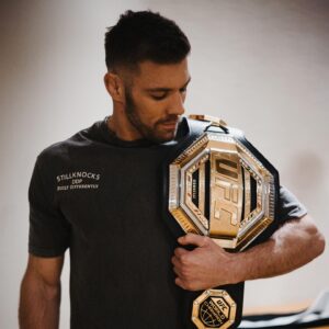 Dricus Du Plessis Instagram - Media day done!

Felt my title on my shoulder for the first time and I get to represent and walkout with my 🇿🇦 flag, thank you @ufc #proudlysouthafrican🇿🇦 #andnew #preparetobeamazed
