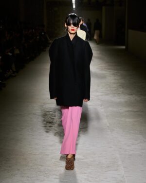 Dries Van Noten Instagram - WOMEN AUTUMN WINTER 2024

The comfort of contradiction.

Composed layers, seemingly spontaneous and deliberated create a precious and pragmatic, cushiony effect.

#DriesVanNoten #DVNAW24 #PFW