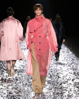 Dries Van Noten Instagram - MEN SPRING SUMMER 2025 

Suminagashi, an ancestral Japanese print technique is applied across the collection featuring large, graphic leaves and flowers. Visible layers, under to over, define the body. 

See the full show video on driesvannoten.com

#DriesVanNoten #DVNSS25 #PFW