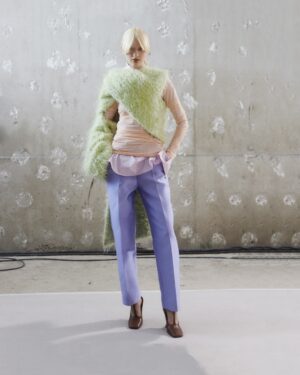 Dries Van Noten Instagram - WOMEN AUTUMN WINTER 2024

The comfort of contradiction.

Looks consist of shifting gestures – swaddling scarves, angular cuffs, stretchy skirts. Silhouettes reconsider basic shapes.

#DriesVanNoten #DVNAW24 #PFW
