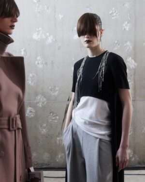 Dries Van Noten Instagram - WOMEN AUTUMN WINTER 2024

The comfort of contradiction.

Looks consist of shifting gestures – swaddling scarves, angular cuffs, stretchy skirts. Silhouettes reconsider basic shapes.

#DriesVanNoten #DVNAW24 #PFW