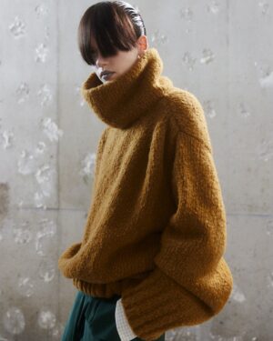 Dries Van Noten Instagram - WOMEN AUTUMN WINTER 2024

The comfort of contradiction.

Looks consist of shifting gestures – swaddling scarves, angular cuffs, stretchy skirts. Silhouettes reconsider basic shapes.

#DriesVanNoten #DVNAW24 #PFW