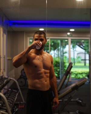 Duarte Gomes Instagram - Nunca pensei ser esta pessoa que treina nas férias. Ok, está de chuva e isso ajuda. Mas quando ouvia “Ui, eu tenho que levar sempre roupa de treino comigo, não consigo passar uma semana sem treinar”, eu pensava, “epa, deixa-te disso, férias é para comer e beber”. E agora cá estou eu, a provar do meu próprio veneno. 

@totalfunpt 
@somosicarion 
@sugarbeachmauritius