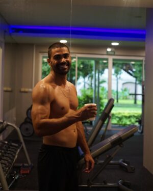 Duarte Gomes Instagram - Nunca pensei ser esta pessoa que treina nas férias. Ok, está de chuva e isso ajuda. Mas quando ouvia “Ui, eu tenho que levar sempre roupa de treino comigo, não consigo passar uma semana sem treinar”, eu pensava, “epa, deixa-te disso, férias é para comer e beber”. E agora cá estou eu, a provar do meu próprio veneno. 

@totalfunpt 
@somosicarion 
@sugarbeachmauritius
